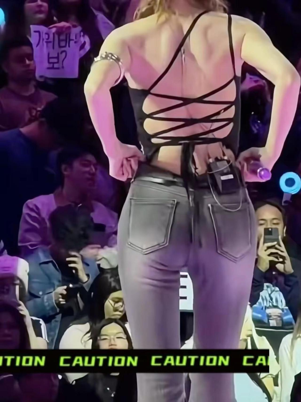 平井桃整理裤子的样子很曼妙！平井桃超模好身材现场秀美女车模