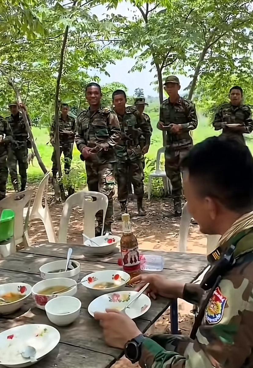 柬埔寨军人打仗太不严肃，吃个饭还要仪式感，这哪是打仗，分明就像出去野炊，个个都是