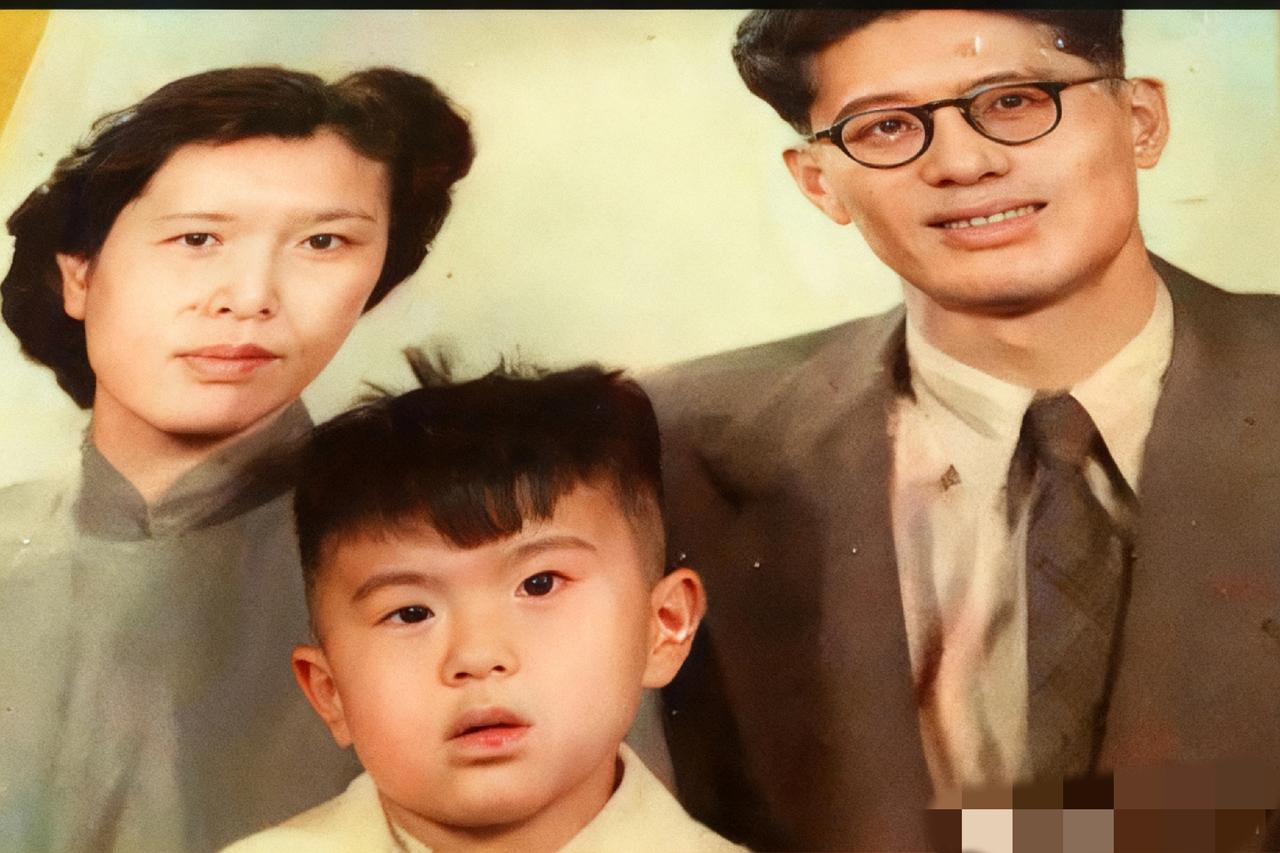 1948年，乔冠华与妻子龚澎，携儿子乔宗淮，留下一张温馨合影。照片里乔冠华西装革