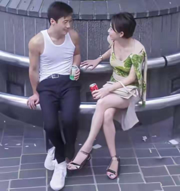 刘嘉玲真是个社牛，把并不内向的黎明都给弄得有点不好意思了！她穿的裙子领口有点低，