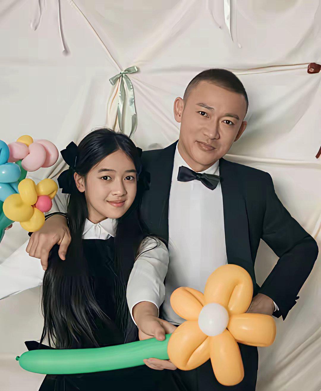 聂远：天天，你这大眼睛一瞪，妹妹都要被你比下去了，快把睫毛膏借给妹妹用用。聂