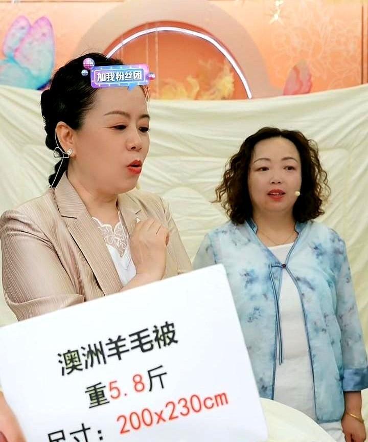 一万人在线、品类榜第一，许妈把直播间变成家纺界的“小型演唱会”。镜头前，杨奶奶
