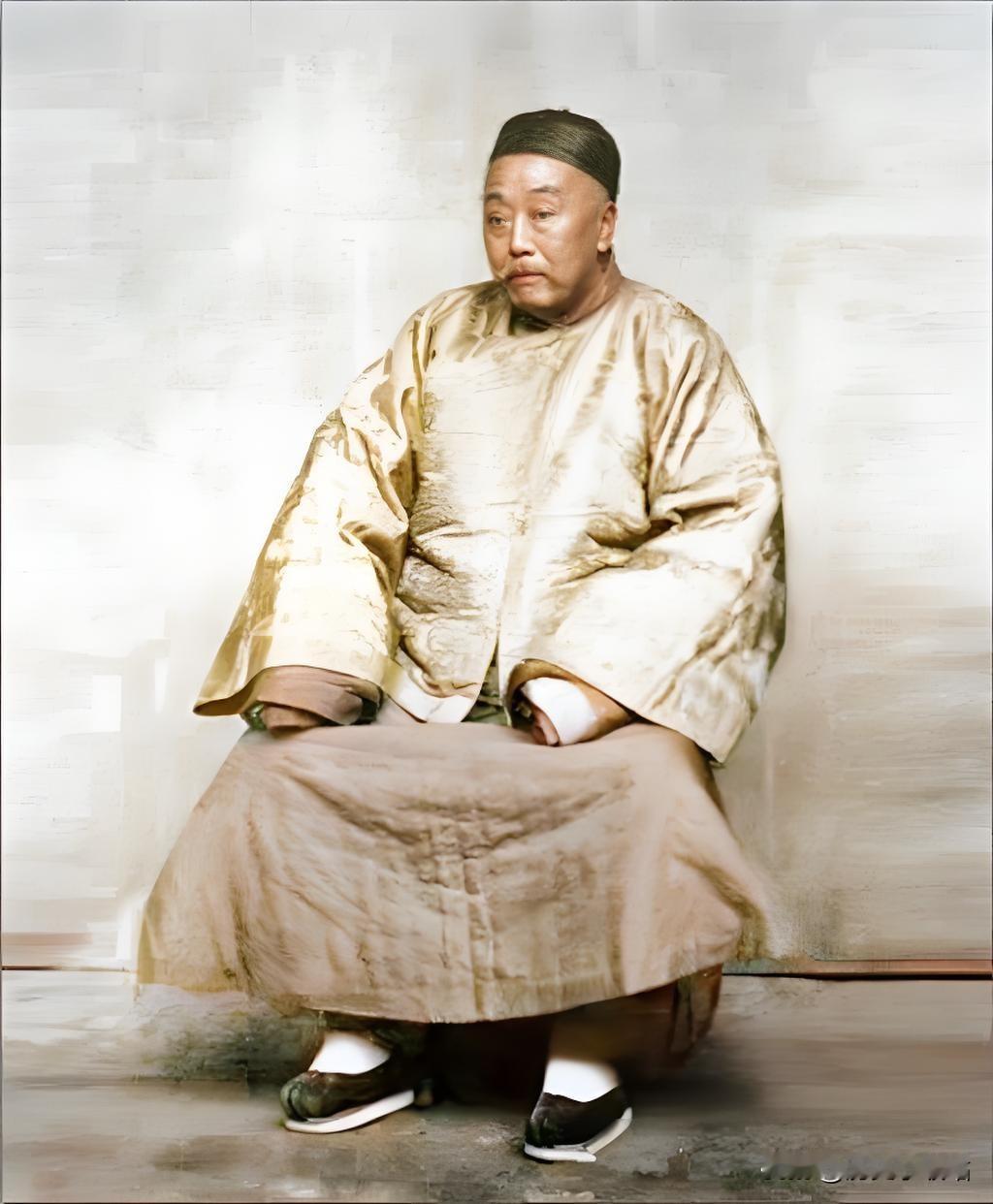 这张便服坐立像拍摄于1896年秋冬（任湖南巡抚期间），画面中陈宝箴身着马褂长衫