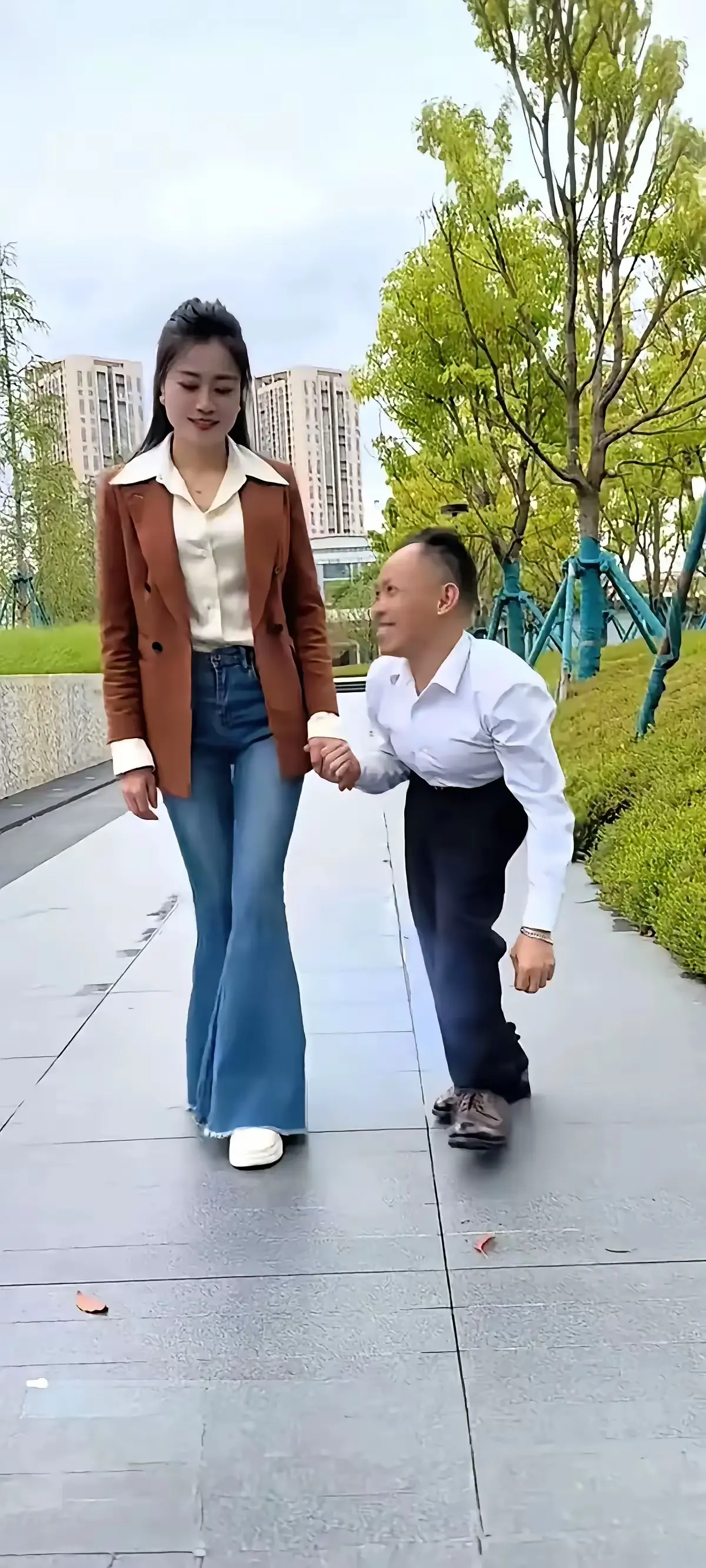 有了金钱真是牛，想要得到终不愁。模样长得虽不俊，美女争相牵你手。