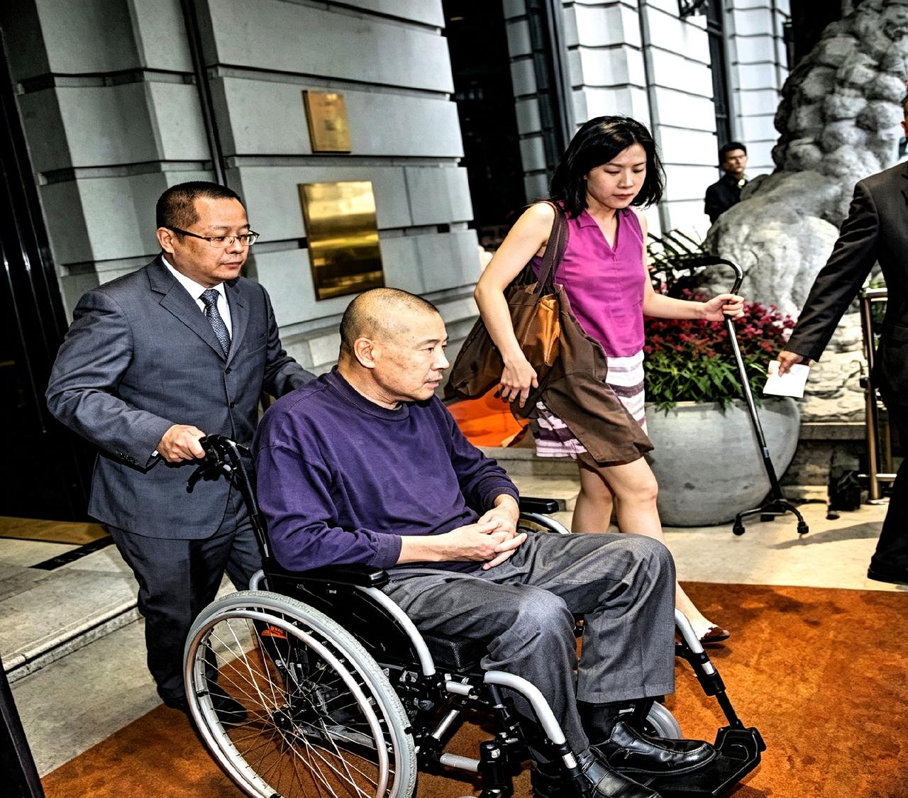 刘銮雄这辈子什么大风大浪没见过，钱多到花不完。可你看他坐轮椅上那模样，再牛的人，