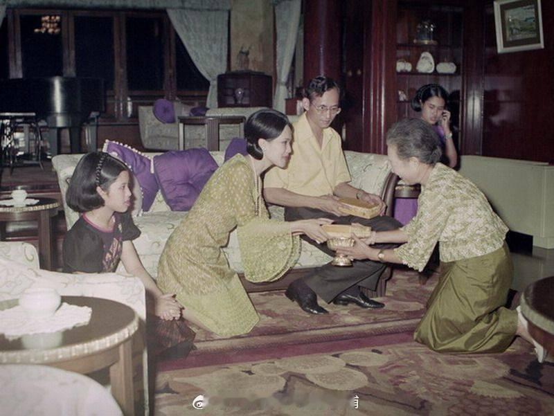 王室王室泰国王室暹罗往事老照片：兰佩潘妮王后和九世一家，照片上可以看到她向九世
