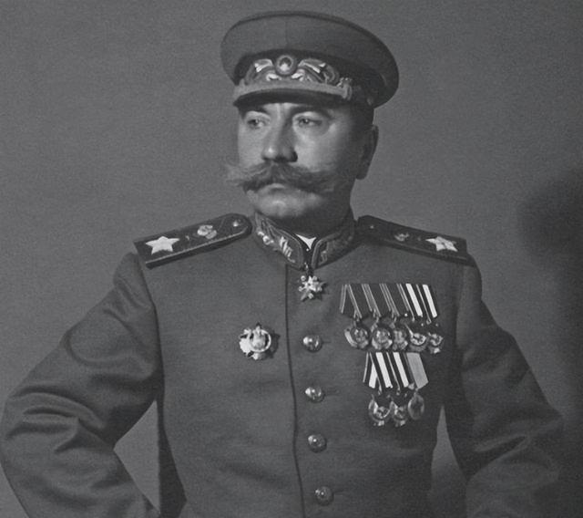 1939年，苏联内务部包围了布琼尼元帅的住宅，布琼尼架起机枪，毅然拨通电话给斯大