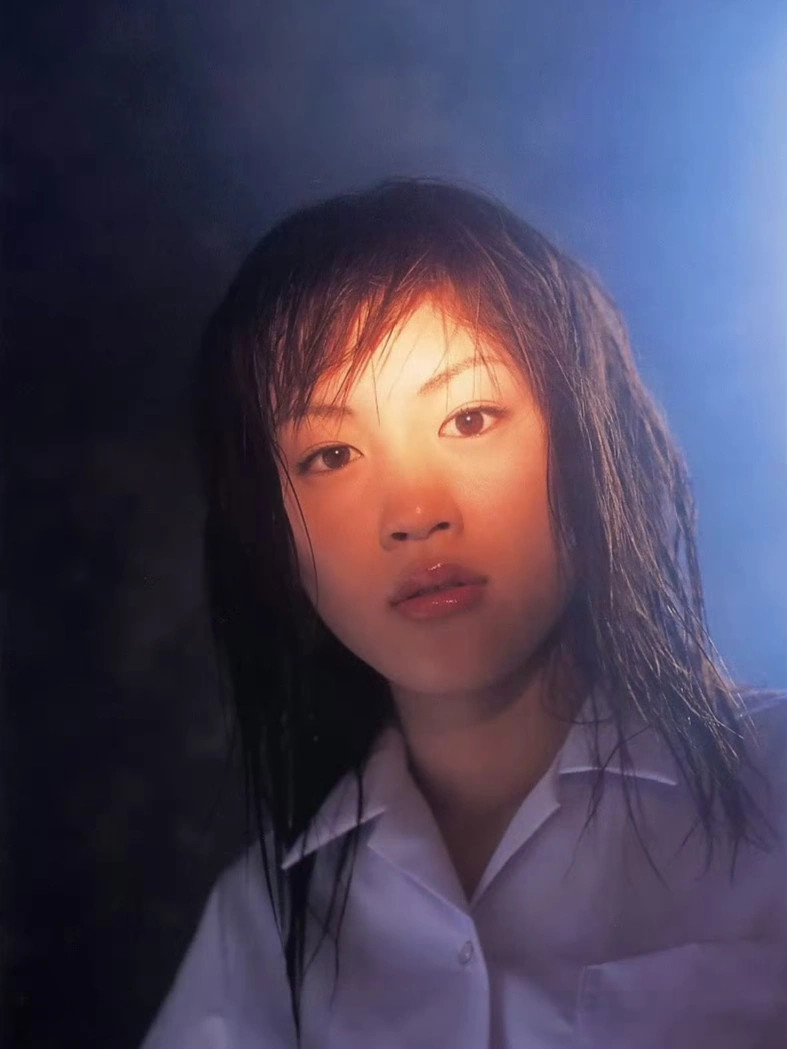 2004年，摄影师齐木弘吉镜头下的绫濑遥。