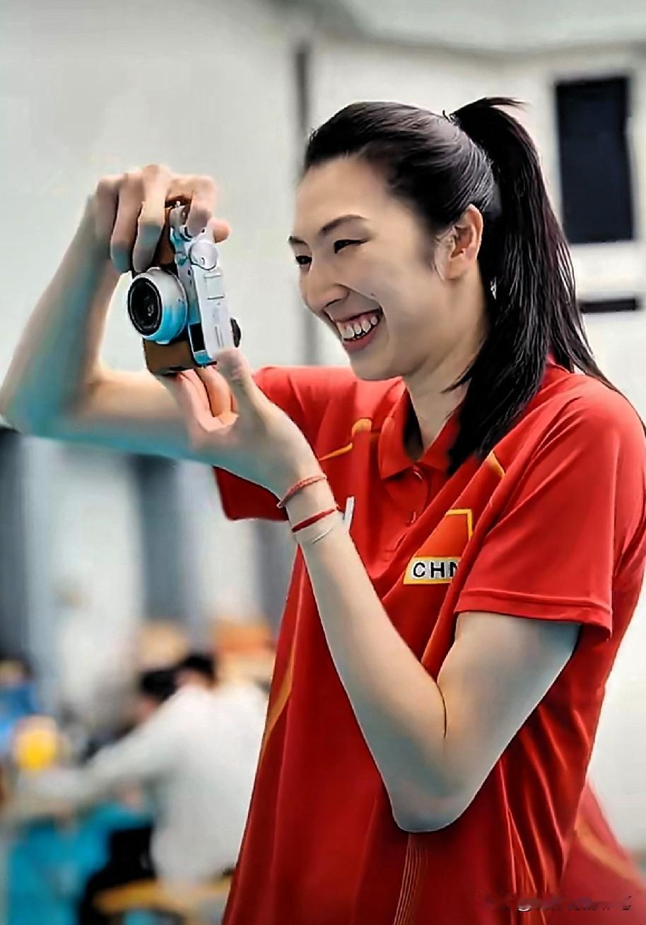 为什么新赛季球衣装备，中国女排队员评价很高呢？[？？？]吴梦洁:面料滑，有质