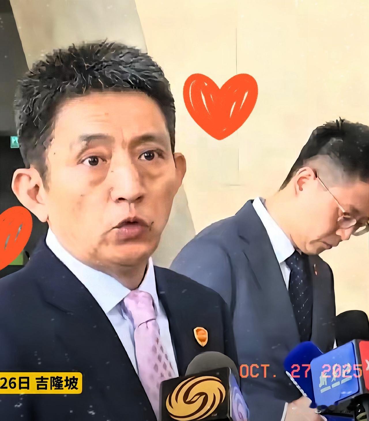 刚刚观看了李成钢接受采访的视频，印象十分深刻！面对记者的镜头，他思维敏捷、目光如