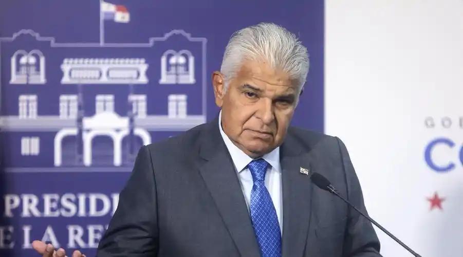 巴拿马这回是彻底没辙了。码头上堆积如山的香蕉和咖啡，装在集装箱里慢慢腐烂变质，散