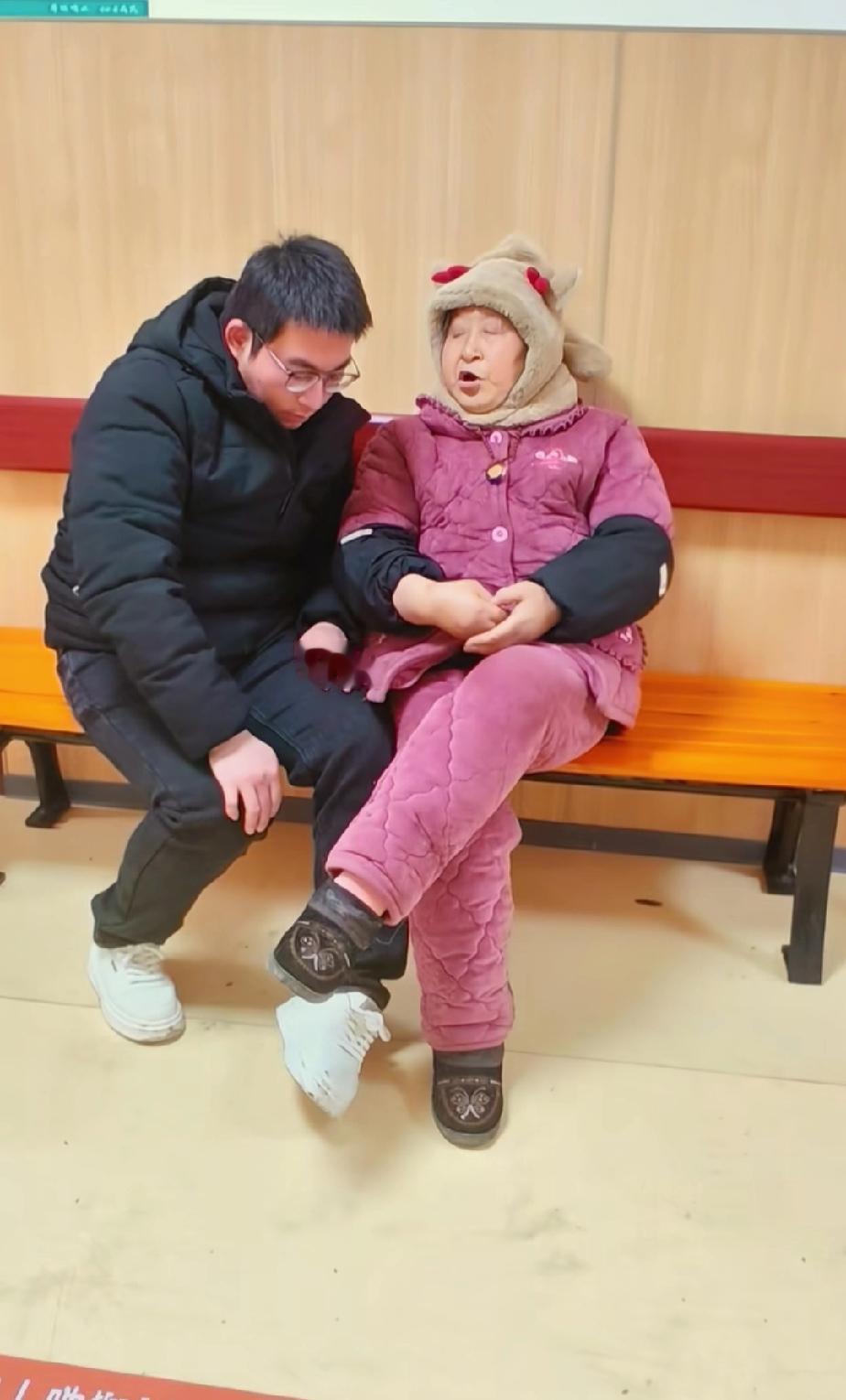 妈妈告诉儿子胡龙不用担心她的身体，但是胡龙跟妈妈血脉相连，怎么能说不担心就不担心