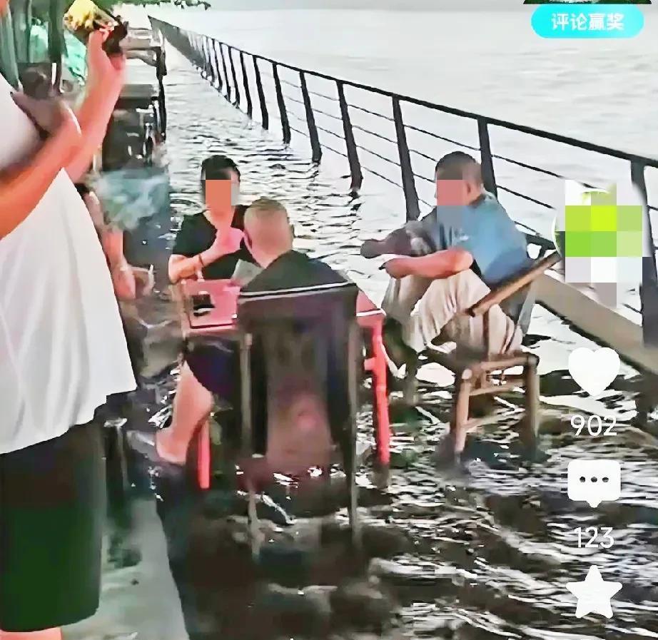 成都人的淡定与豁达，是与生俱来的，天生一副“兵来将挡水来土掩”的潇洒心态。7月