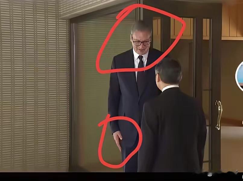 终于知道577为什么要去日本了，原来他是去恶心日本天皇的。你看他1米9的大