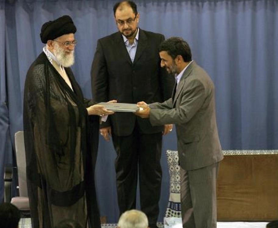 内贾德的个子不高，但他的学历高、威望高。他出身于平民家庭，父亲是铁匠。内贾德