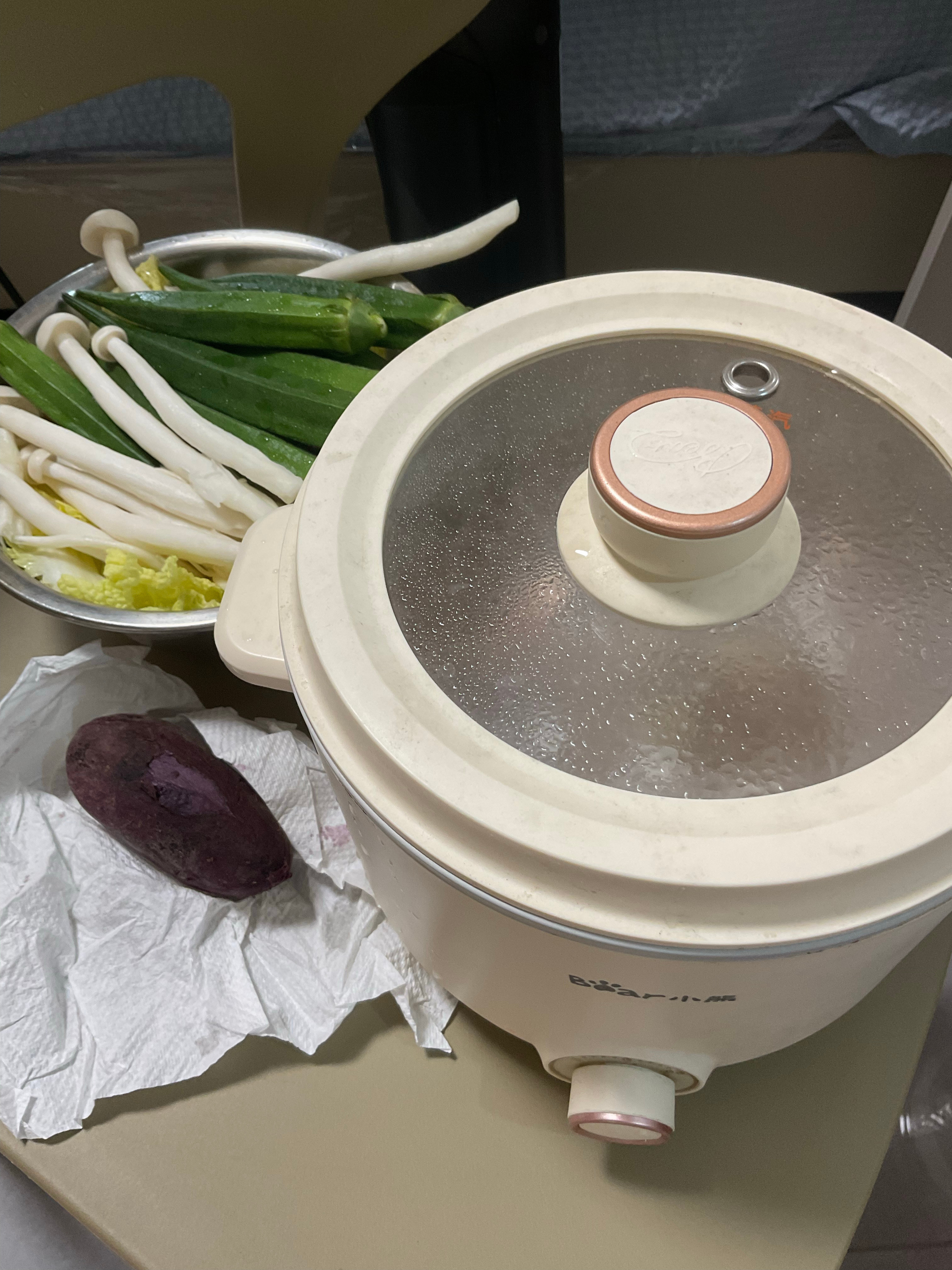 又来吃水煮菜啦肉：鸡腿肉菜：小白菜、海鲜菇、秋葵碳水：紫薯​​​