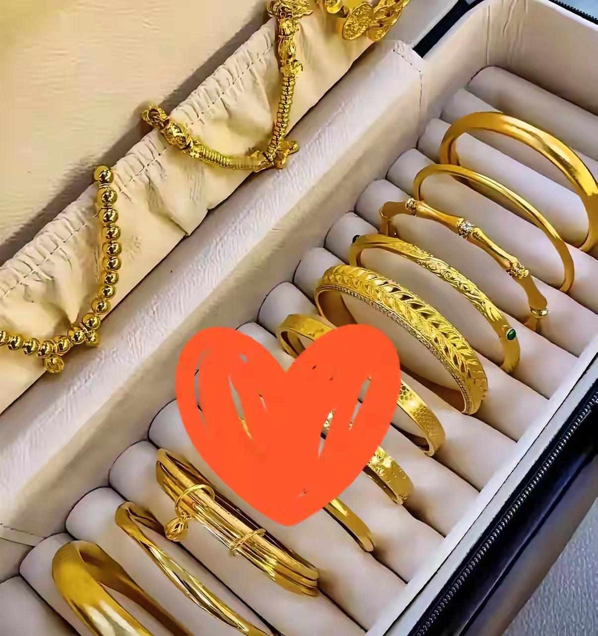 最近的金价，很的很平稳，怎么样都保持900多，天天看到这样的价格，每天都有人，买