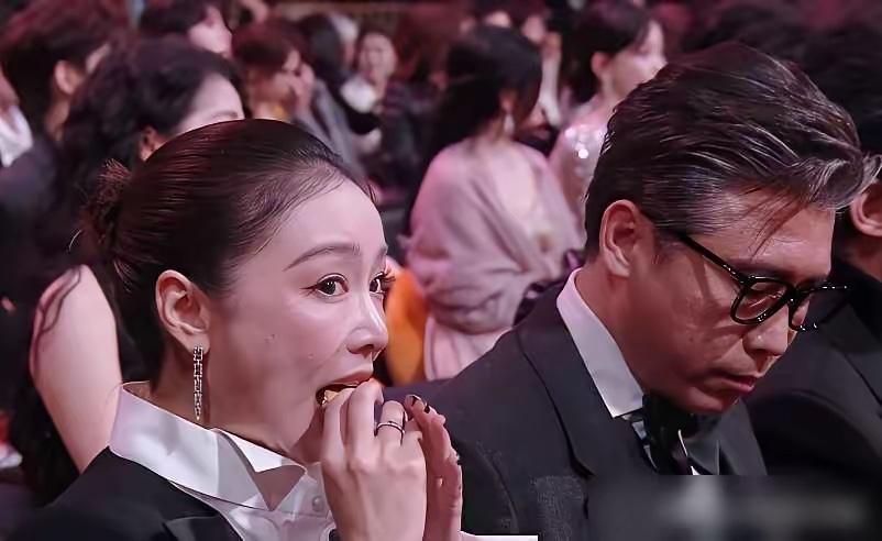 高叶从手包里摸出饼干那一刻，全场礼服都输了。她拆开包装，递给李乃文。两人同步