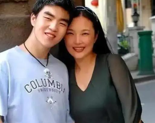 1988年，武汉一名女教师在医院生下一个男婴。没想到，丈夫却突然在她耳边说出一句