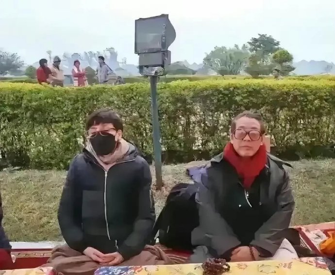 网友说这是李连杰和利智？？不敢认了…