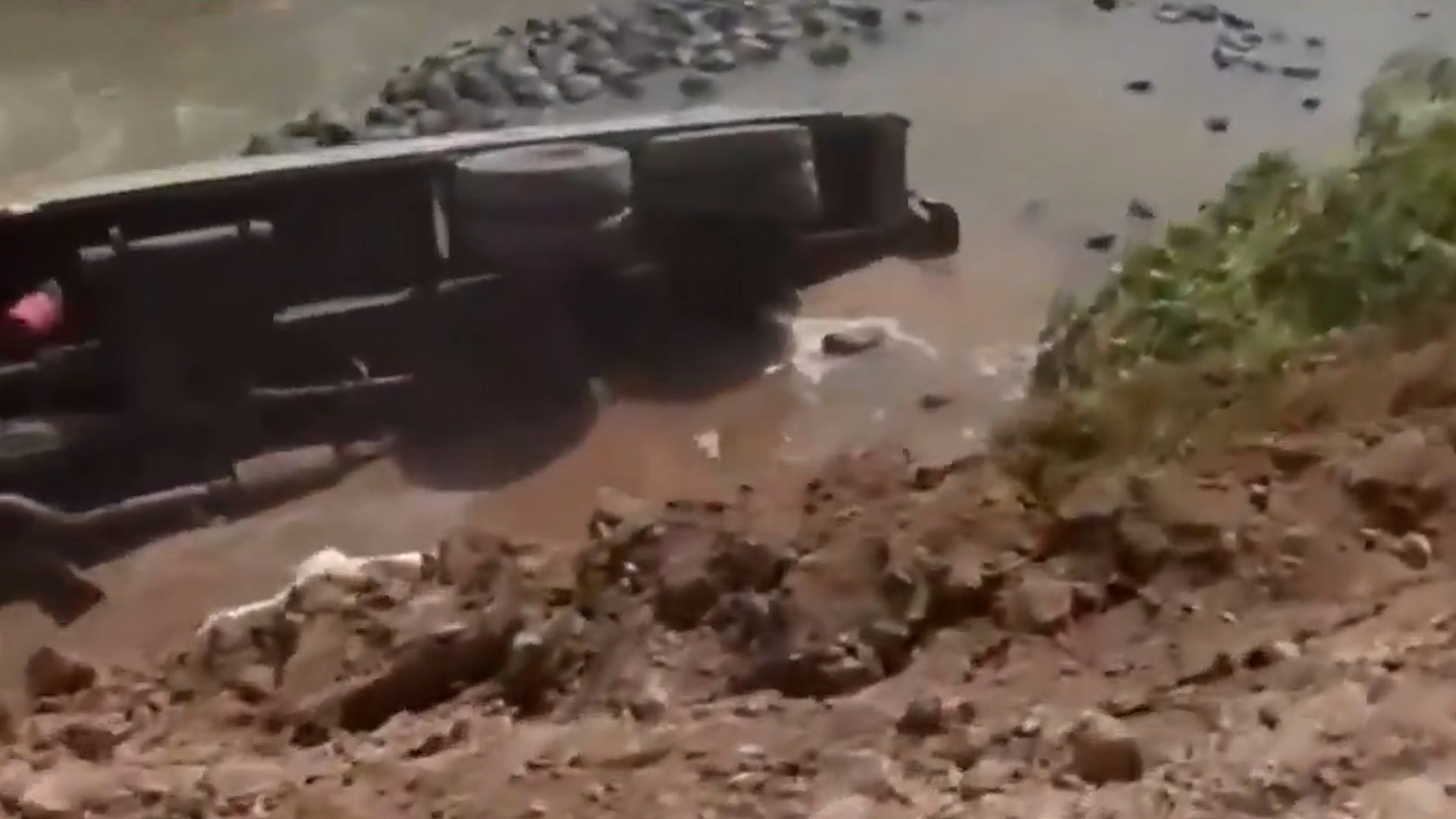 泰国运毒车逃逸时侧翻坠入运河 470万颗冰毒撒落水中