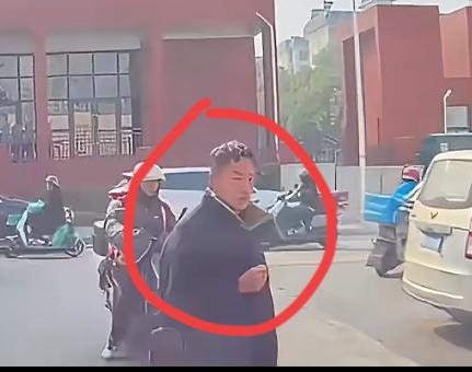 一长沙网友爆料，在河西奥克斯广场遭遇车祸，赔了200款，事后会看行车记录仪发现是