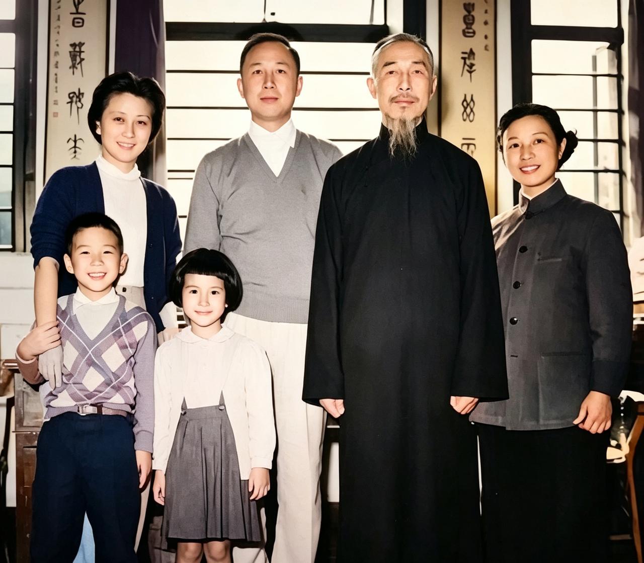 1955年10月，钱学森终于冲破美国阻挠回到祖国，携妻子蒋英、一双儿女拜访父亲钱