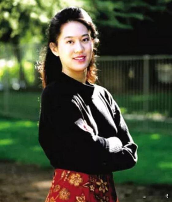 2004年，揭露南京大屠杀真相的张纯如被发现死在车内，所有人都以为她是自杀，然而
