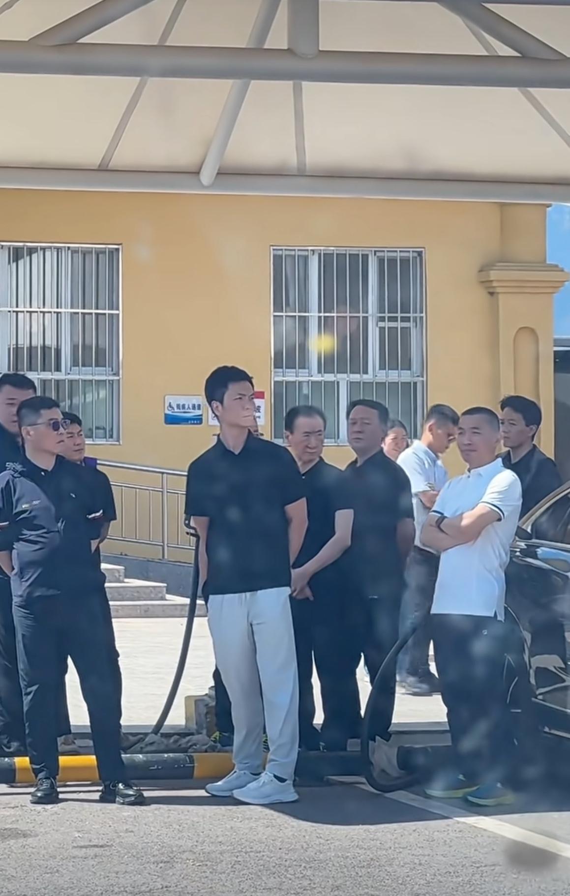 王健林身边的两个黑衣保镖！今天，有网友拍到万达集团董事长王健林在新疆考察的画