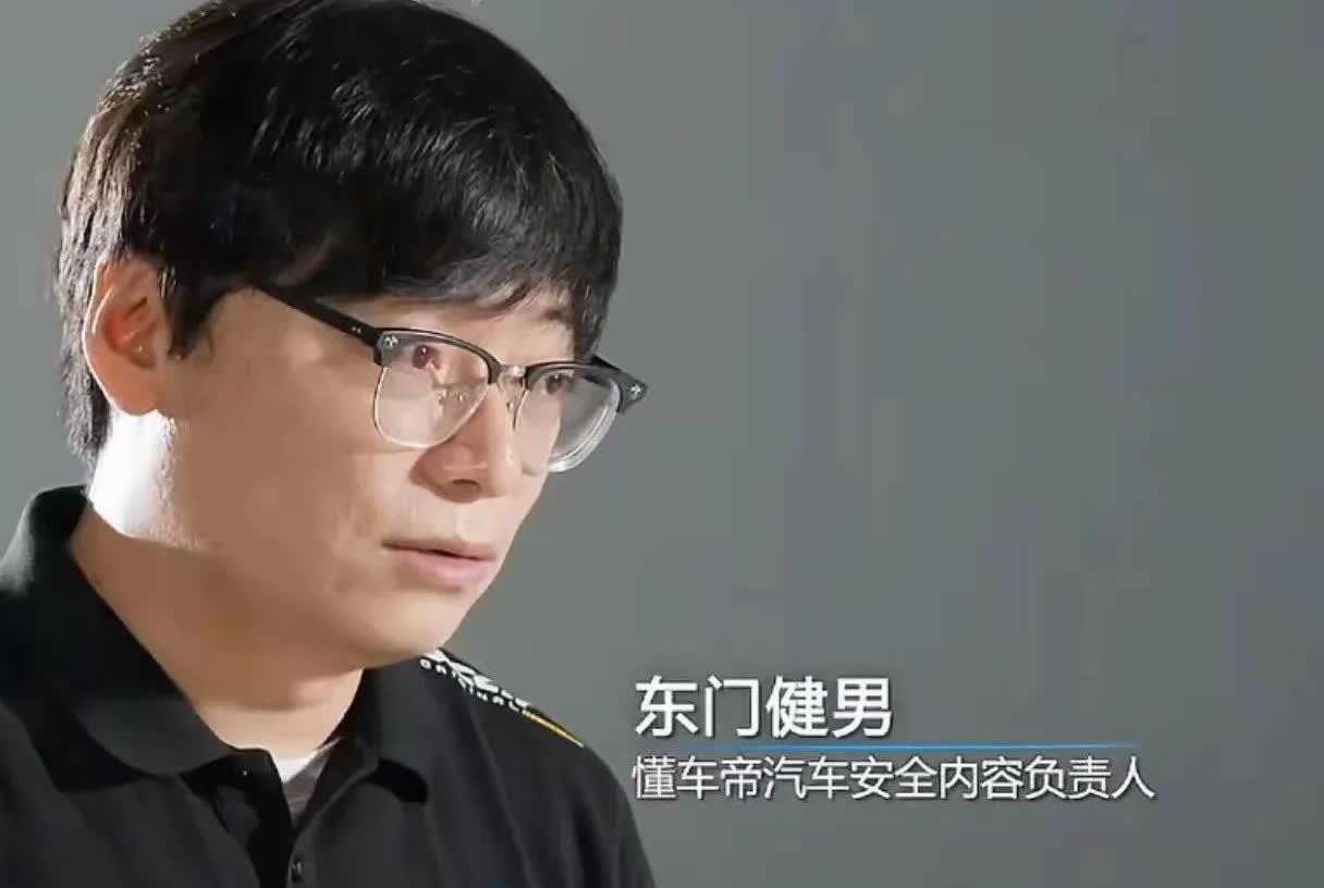 今天有博主想要测试特斯拉到底如何，于是直播测试假人，那假人的发型相当糟糕。在这个