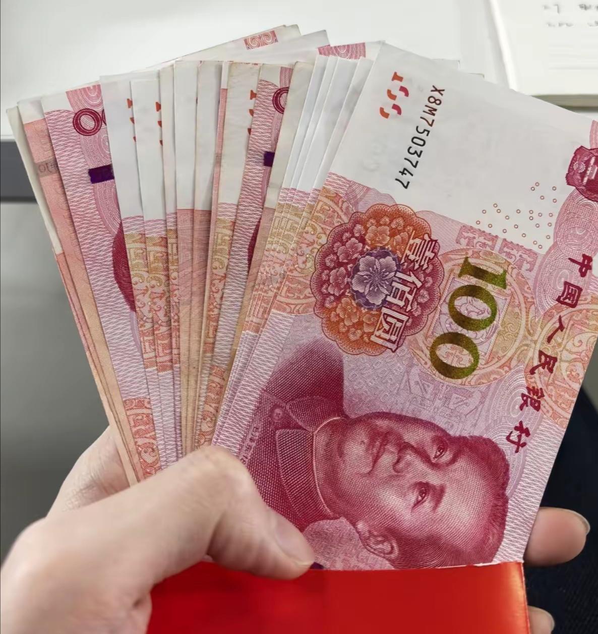又是一年高考升学宴！朋友们，我遇到难事了！前几年女儿考上大学，我闺蜜随了我1万现