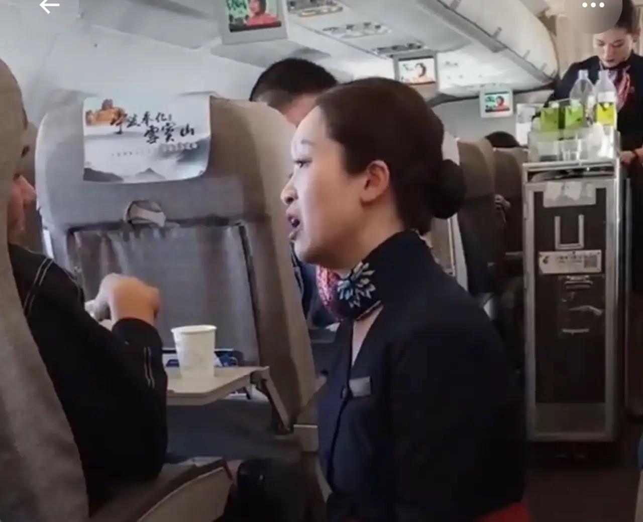 大快人心！东航空姐下跪的男乘客终于曝光！10月3日东方航空终于出手，对于男乘客