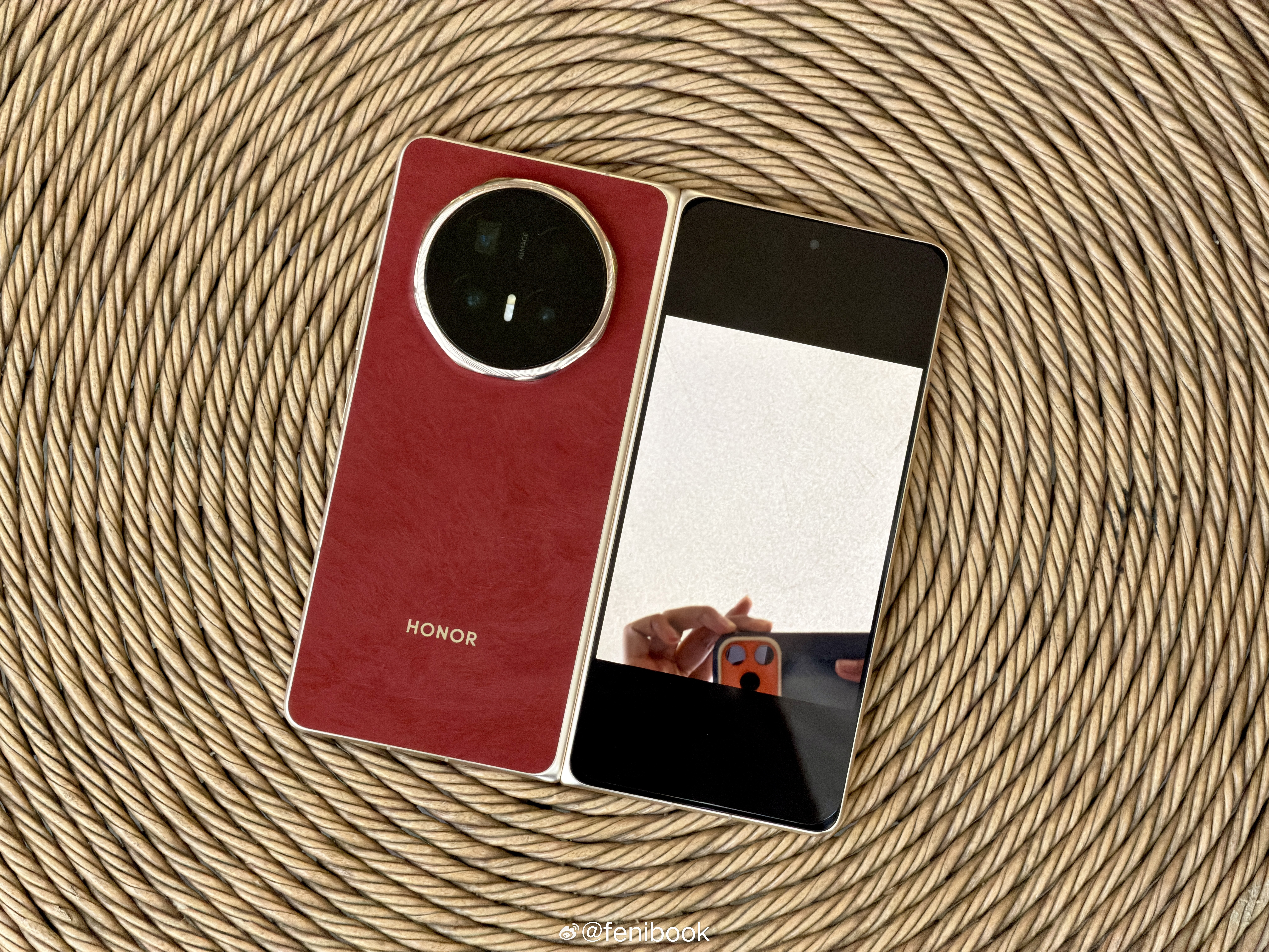 荣耀MagicV6上手，首先，这个红色真的是惊艳到我了，摸起来有点类似丝绒的手
