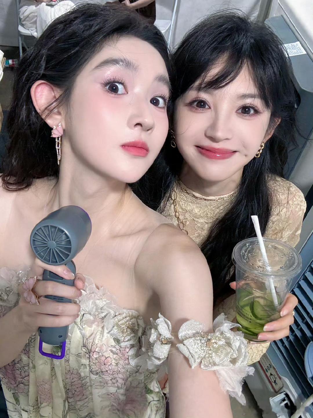 王玉雯发了好多合照✌️啃啃芭莎红毯​​​
