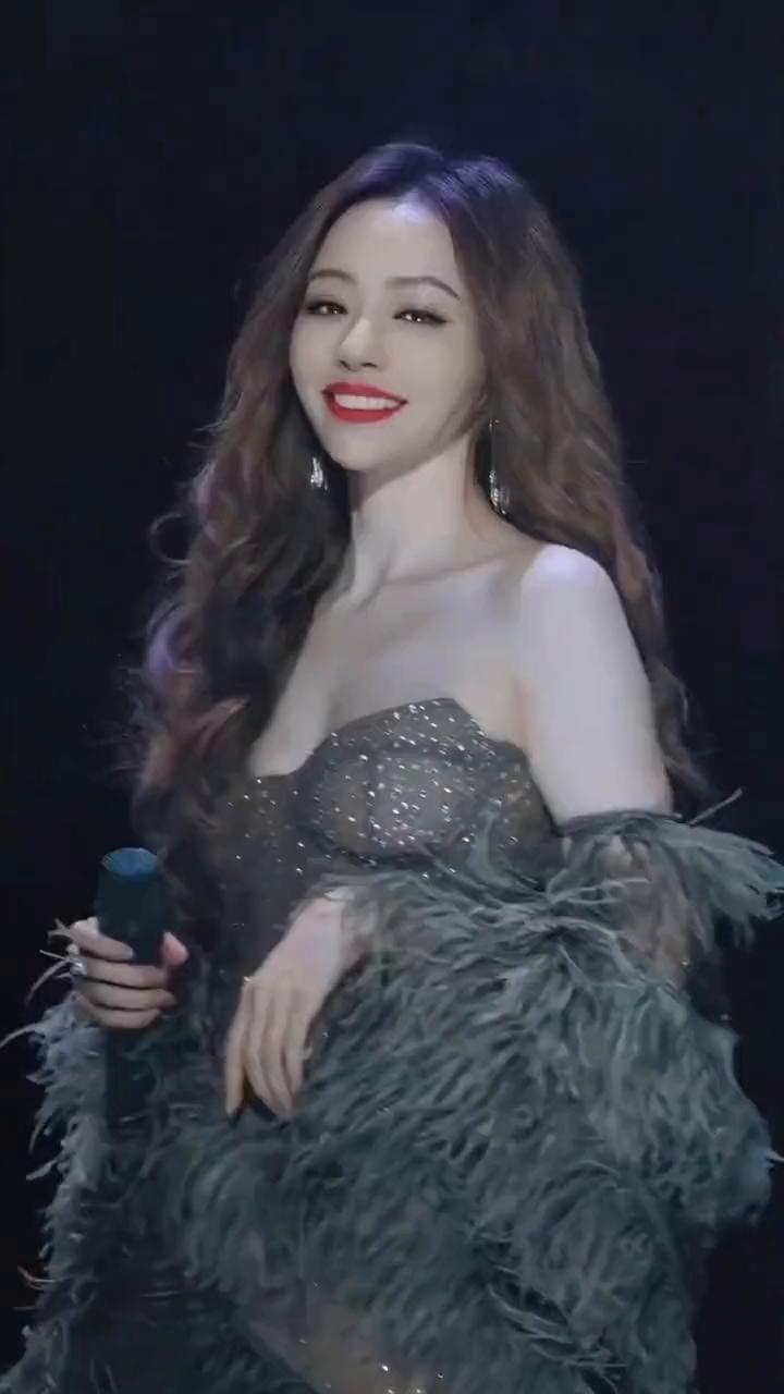 张靓颖现在是越来越敢穿了，魅力值拉满。张靓颖现在是越来越敢穿了，魅力值拉满。