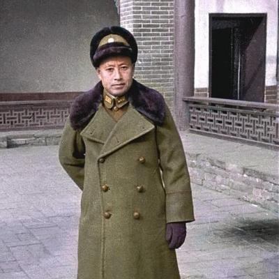 1926年10月，兵败的吴佩孚带着卫队逃到邓县，于学忠带着手下六个师长出门迎接，