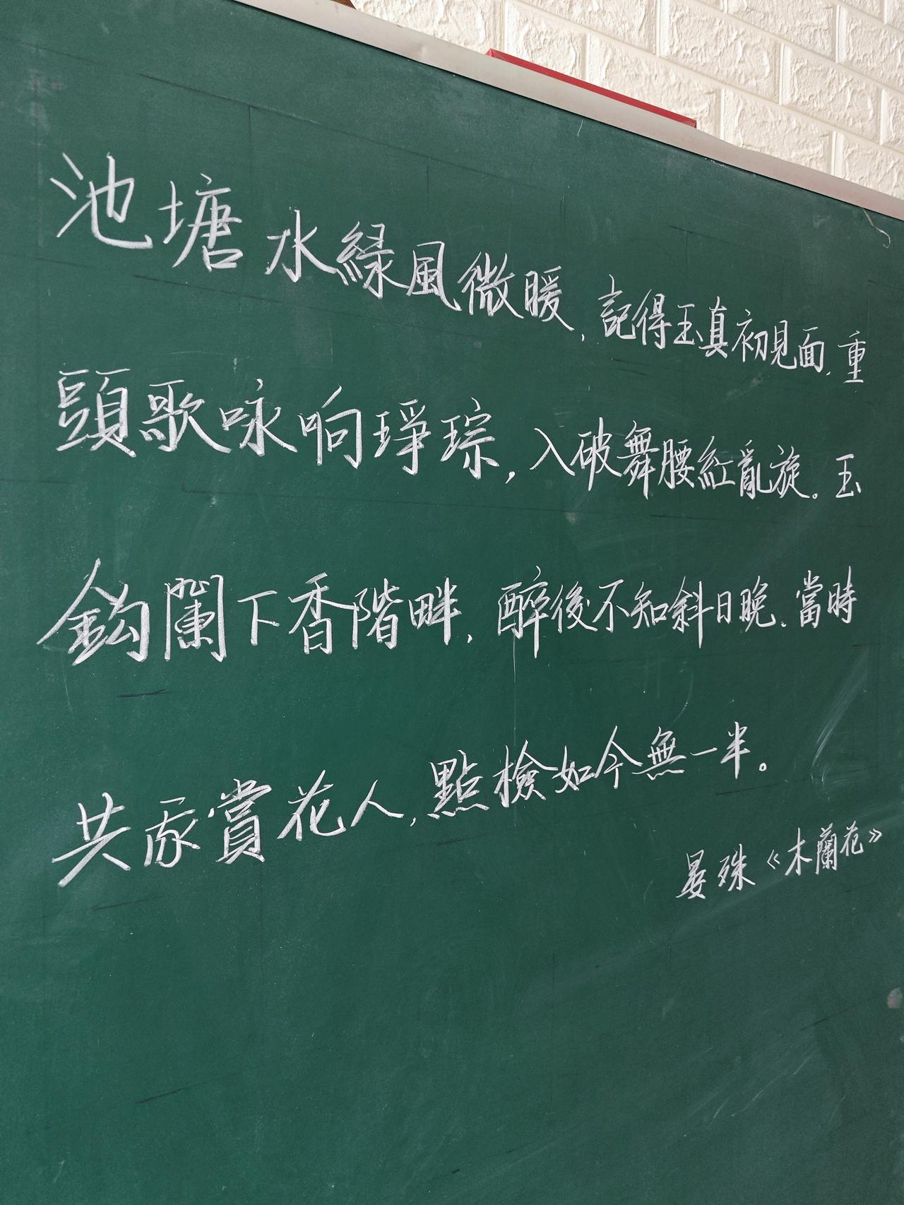 生源骤降，初三年级14个班，每个班接近50人。初二年级12个班，每个班也接近50