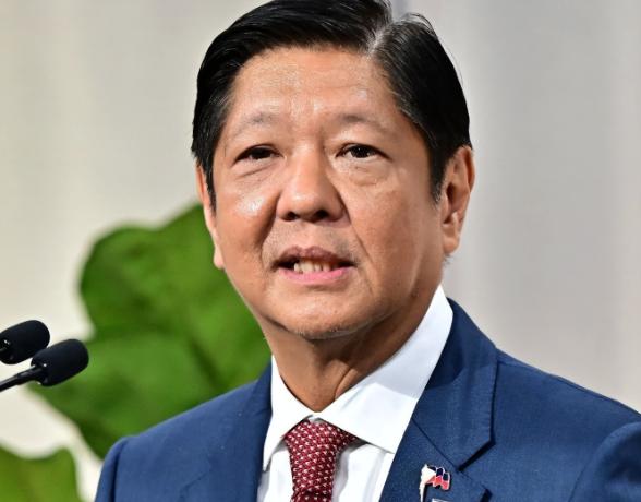菲律宾的马科斯，可能怎么也算不到这一步。他赌了一把大的，赌中国为了"邻里和睦"这
