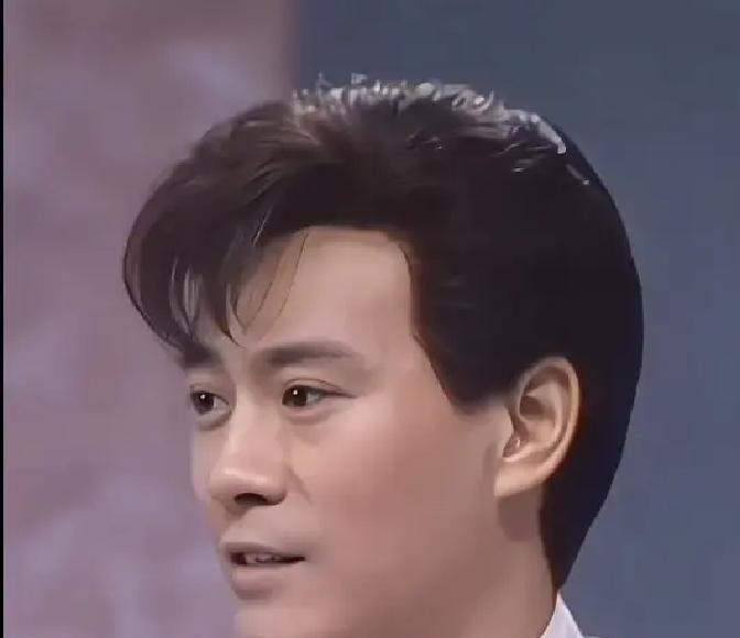 1979年，《楚留香》片场。一顶头套粘上去，他前额的毛囊就再也没醒过来。职业