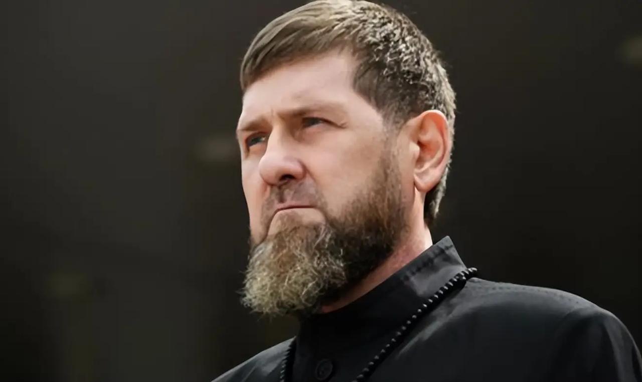 8月22号，俄媒铺天盖地在报一件事，车臣军警部门在办公室挂上了小卡德罗夫那个才1