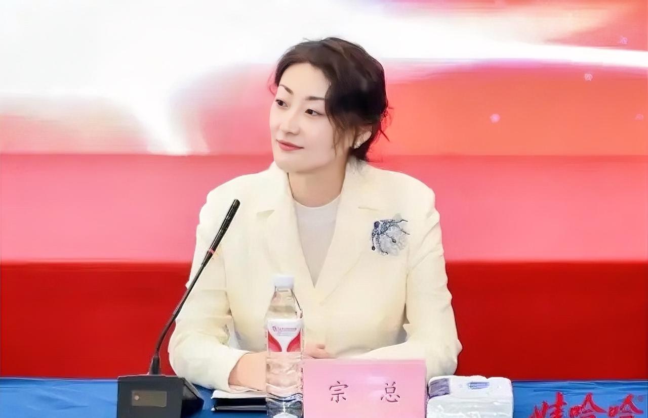 杜建英如今这么尴尬，说白了就是宗庆后太高估自己在宗馥莉心里的分量了，以为父女情深