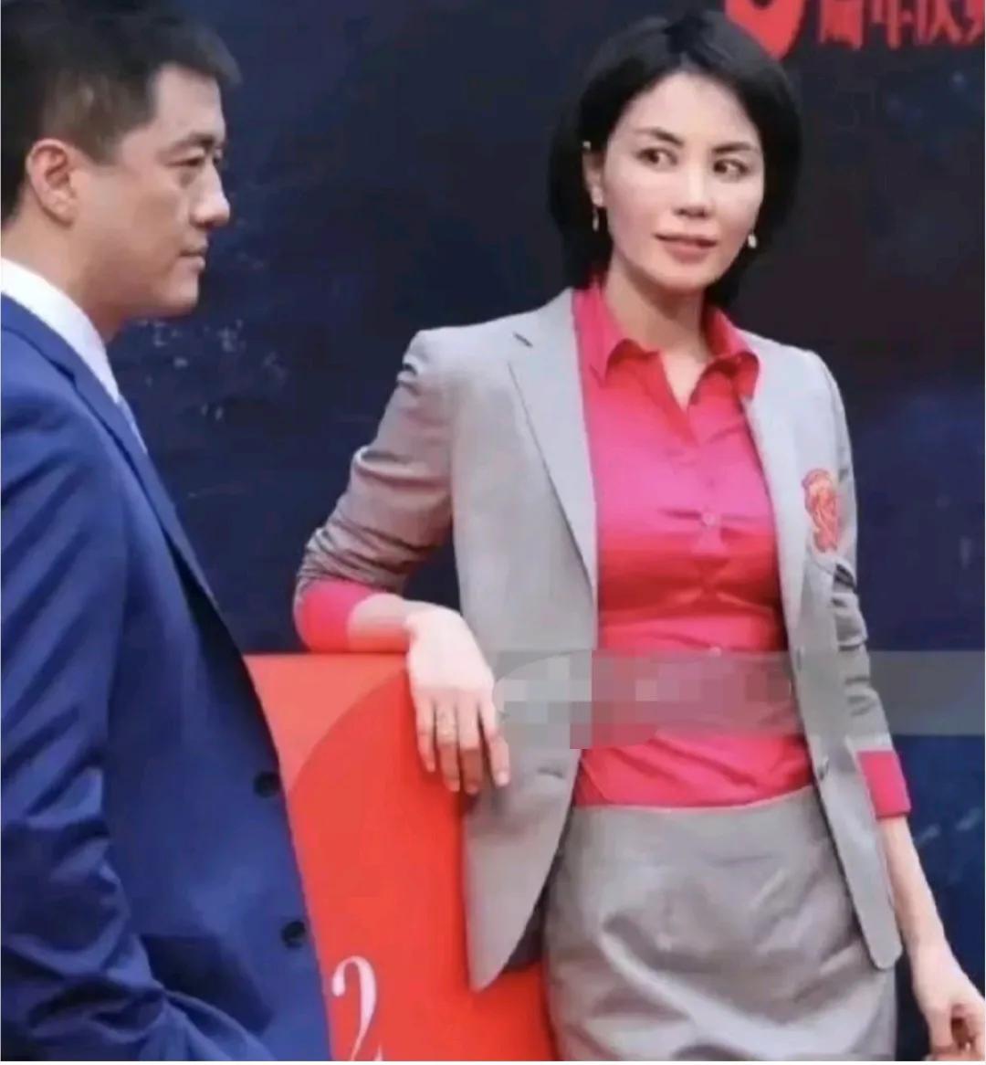 想当年，冷傲的王菲可是真爱李亚鹏：俩人一起出席活动，李亚鹏西装革履，大高个，帅气