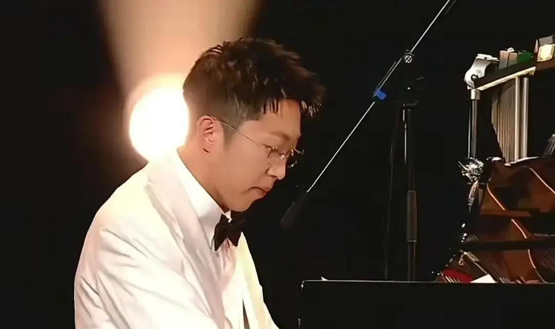 董宇辉五年前把一张皱巴巴的演出券塞给广场角落的汉森，那天风大，汉森的手冻得通红，