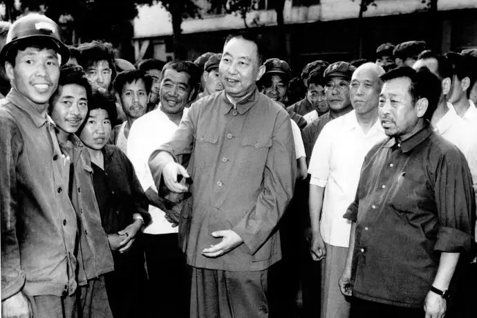 1976年发生了唐山大地震，华国锋受党中央毛主席委派，前往灾区指导抗震救灾工作。