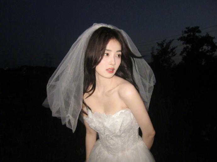 白鹿将最后一抹橘色，别在蕾丝的领边。木栈道还留着白昼的余温，我先于晚风，抵