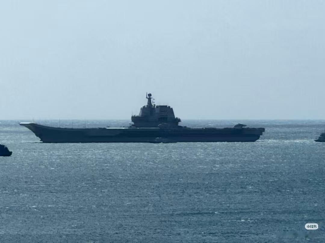 偶遇山东舰回港