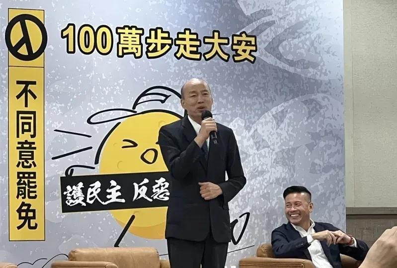 韩国瑜只会耍嘴皮子都快要两度被赶下台了，但他还在梦游中。要说国民党内现在官