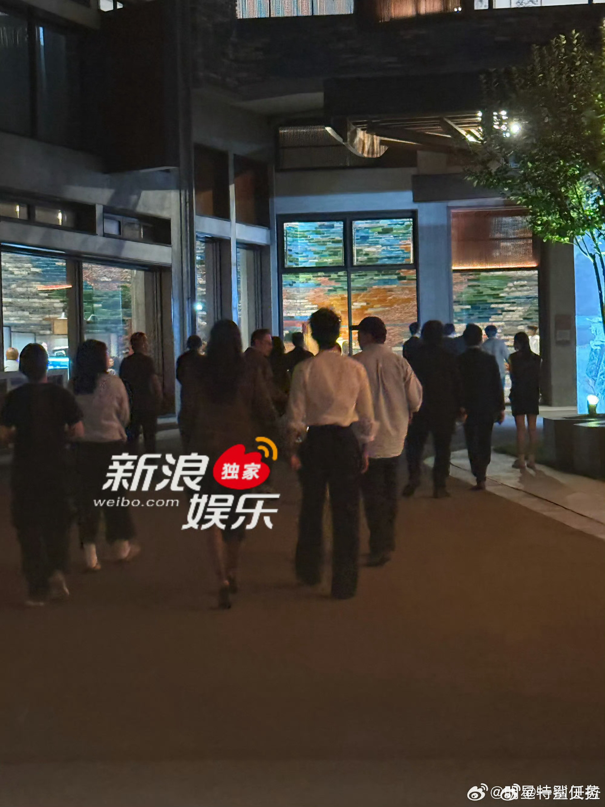 都老夫老妻了手牵手下班​​​