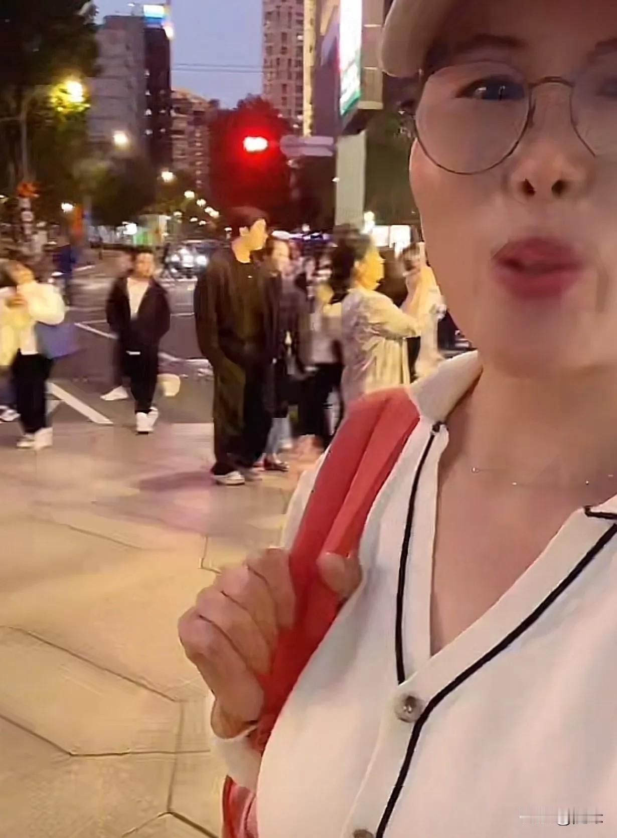 没想到，小杨阿姨直播接小玥儿放学。她说要不是赶着回家，就带你们在这边逛逛。小