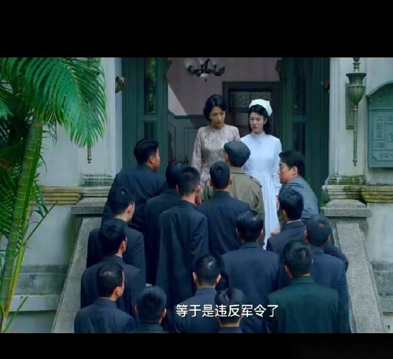 “请你帮忙通知我太太，给我和吴次长送来换洗衣服。”就这么一句，在档案科里，当着